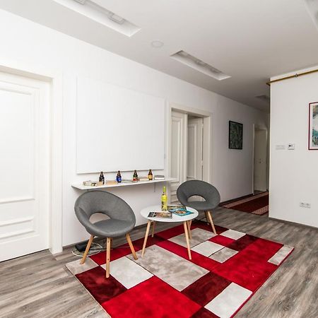 Modern Apartment In The Heart Of The City Center! Sarajevo Bagian luar foto